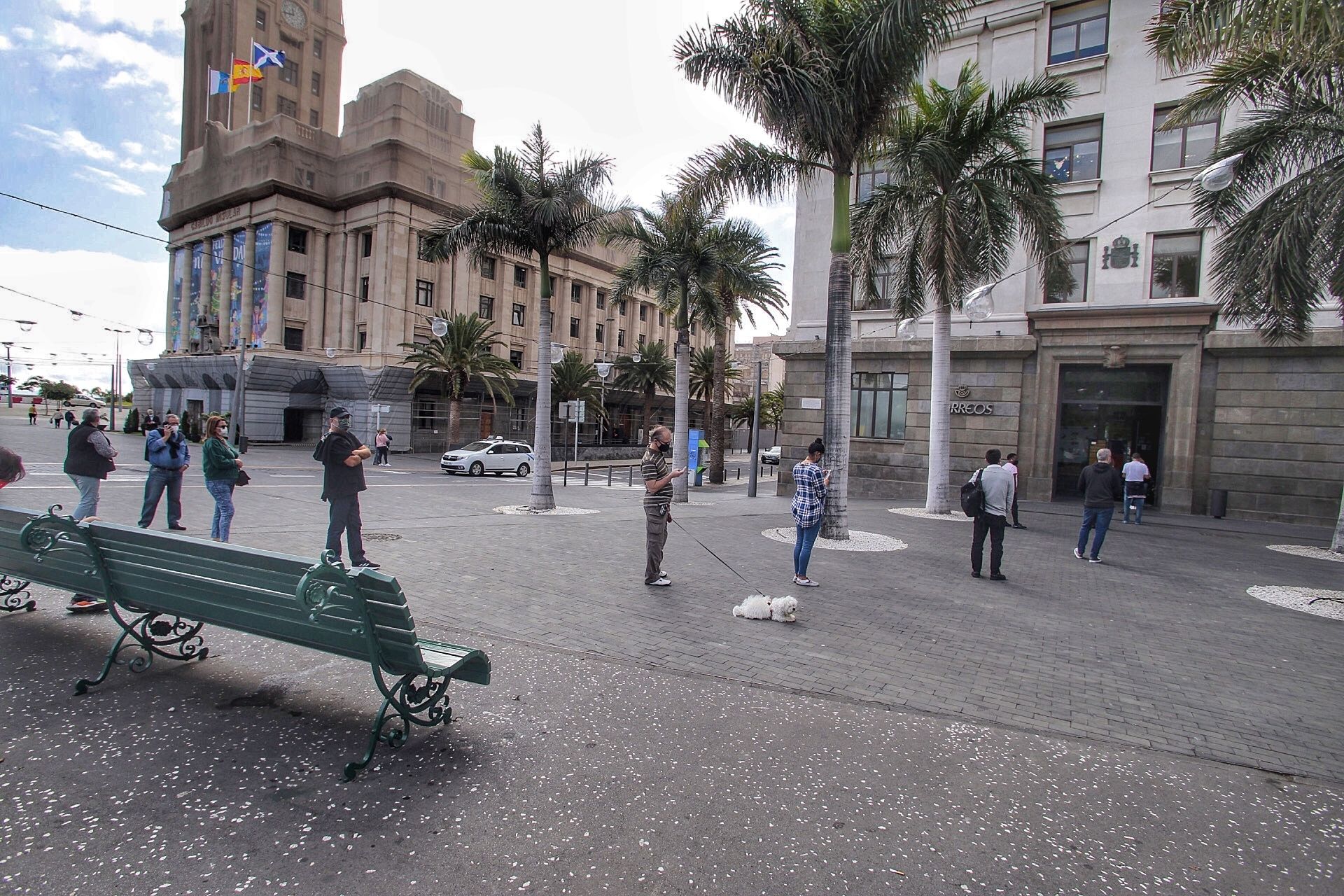 Colas en la oficina de correos Plaza España