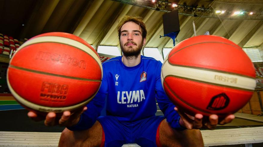 Álex Galán, jugador del Leyma, en el Palacio de los Deportes de Riazor. |  // CASTELEIRO/ROLLER AGENCIA