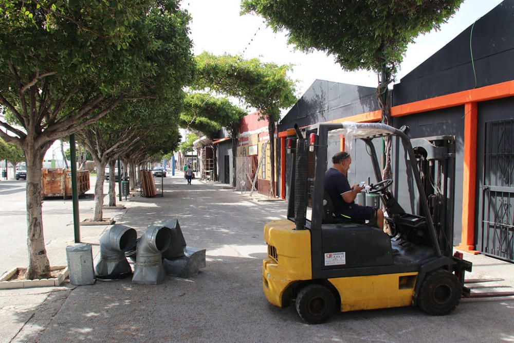 El Cortijo de Torres acelera los trabajos en casetas, calles y portada para ponerse a punto de cara al inicio de la semana de Feria.