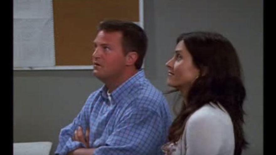 Escena de Chandler y Monica en el aeropuerto.