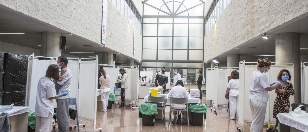 Vacunación con terceras dosis en el lucernario del Hospital de Sant Joan