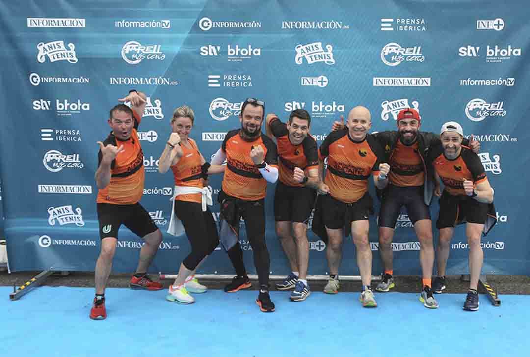 Santa Faz 2022: Numerosos participantes en la romería se fotografían en el photocall de Información