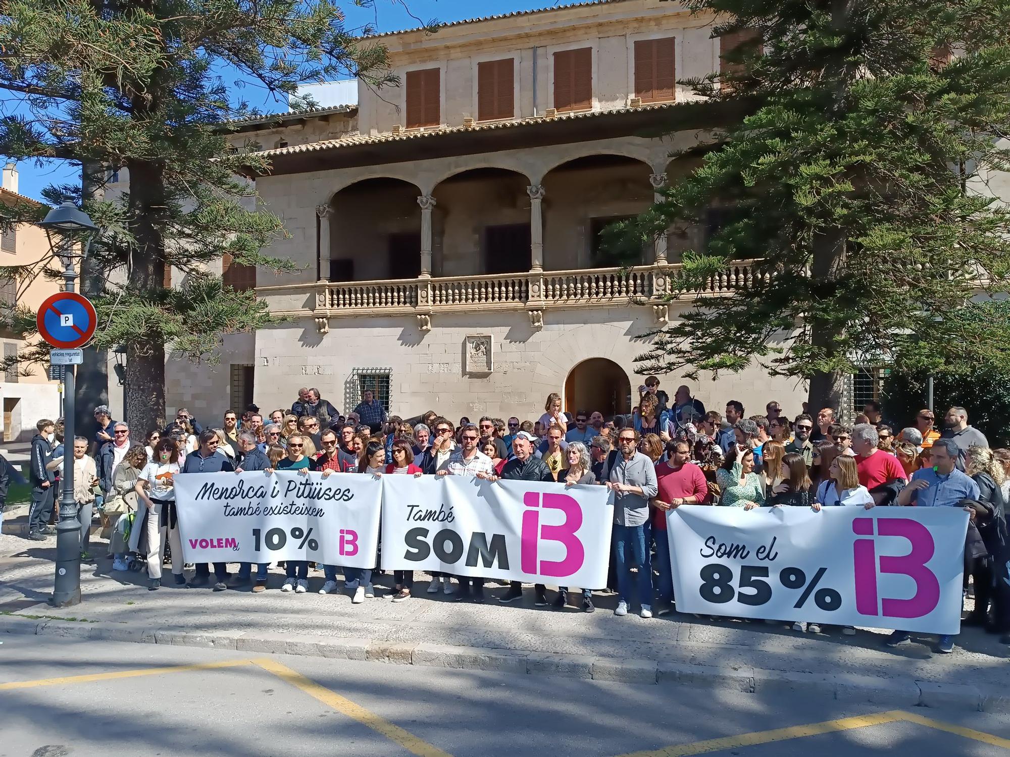 El sector audiovisual protesta en el Consolat de Mar por la falta de producción propia en IB3