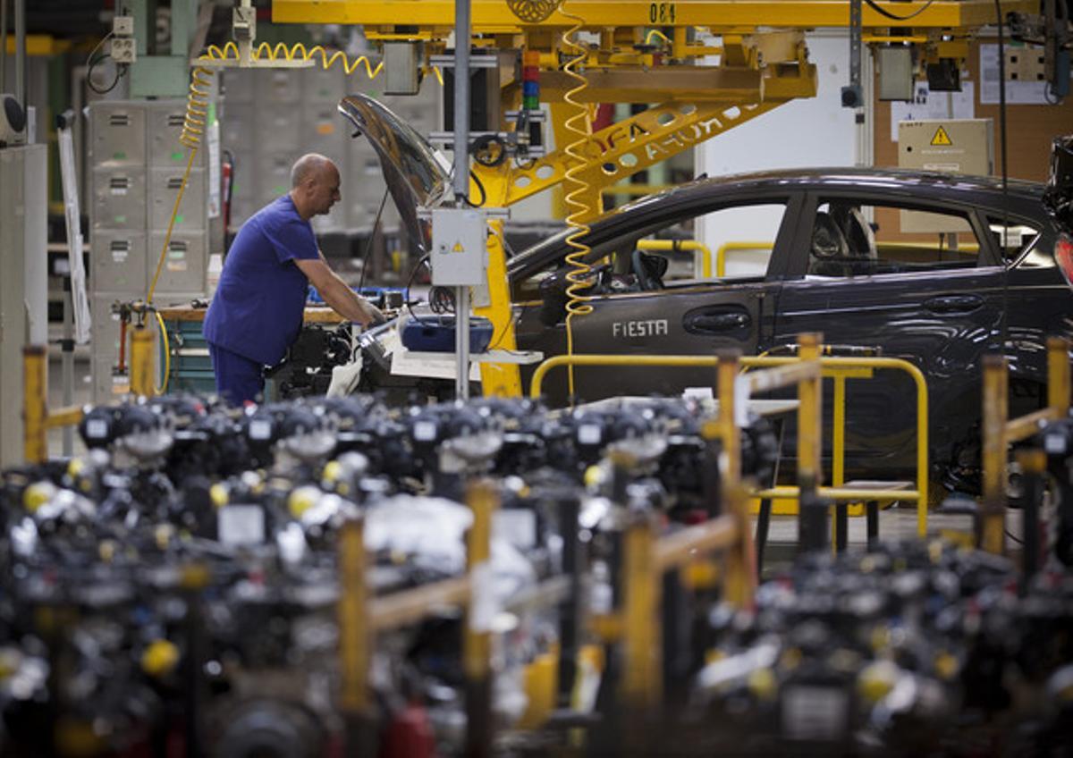 Un operari, a la planta de Ford d’Almussafes (València).