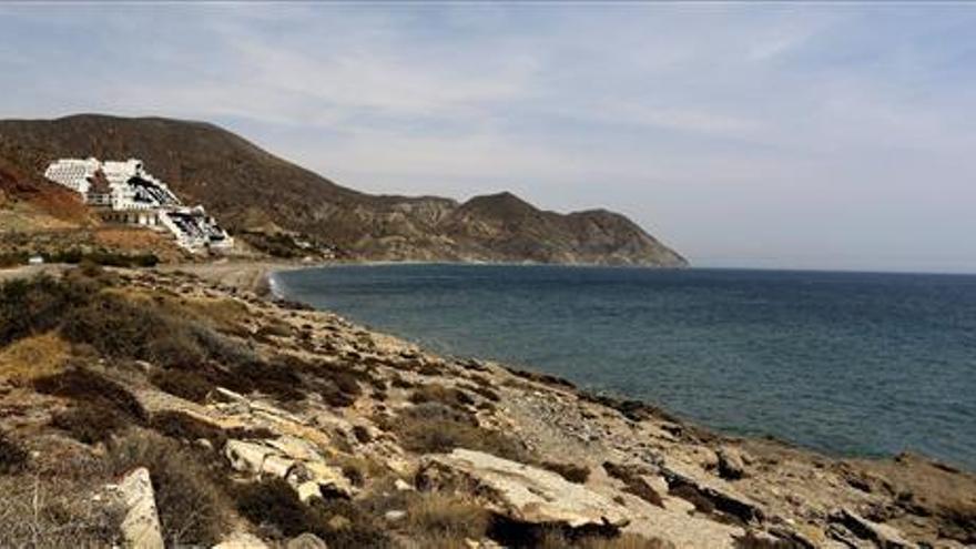 El hotel de El Algarrobico, más cerca de la demolición 15 años después de que un juez parase las obras