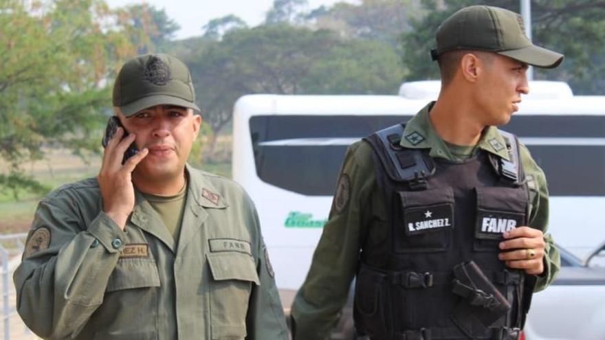 Dos miembros de la Guardia Bolivariana que han desertado.