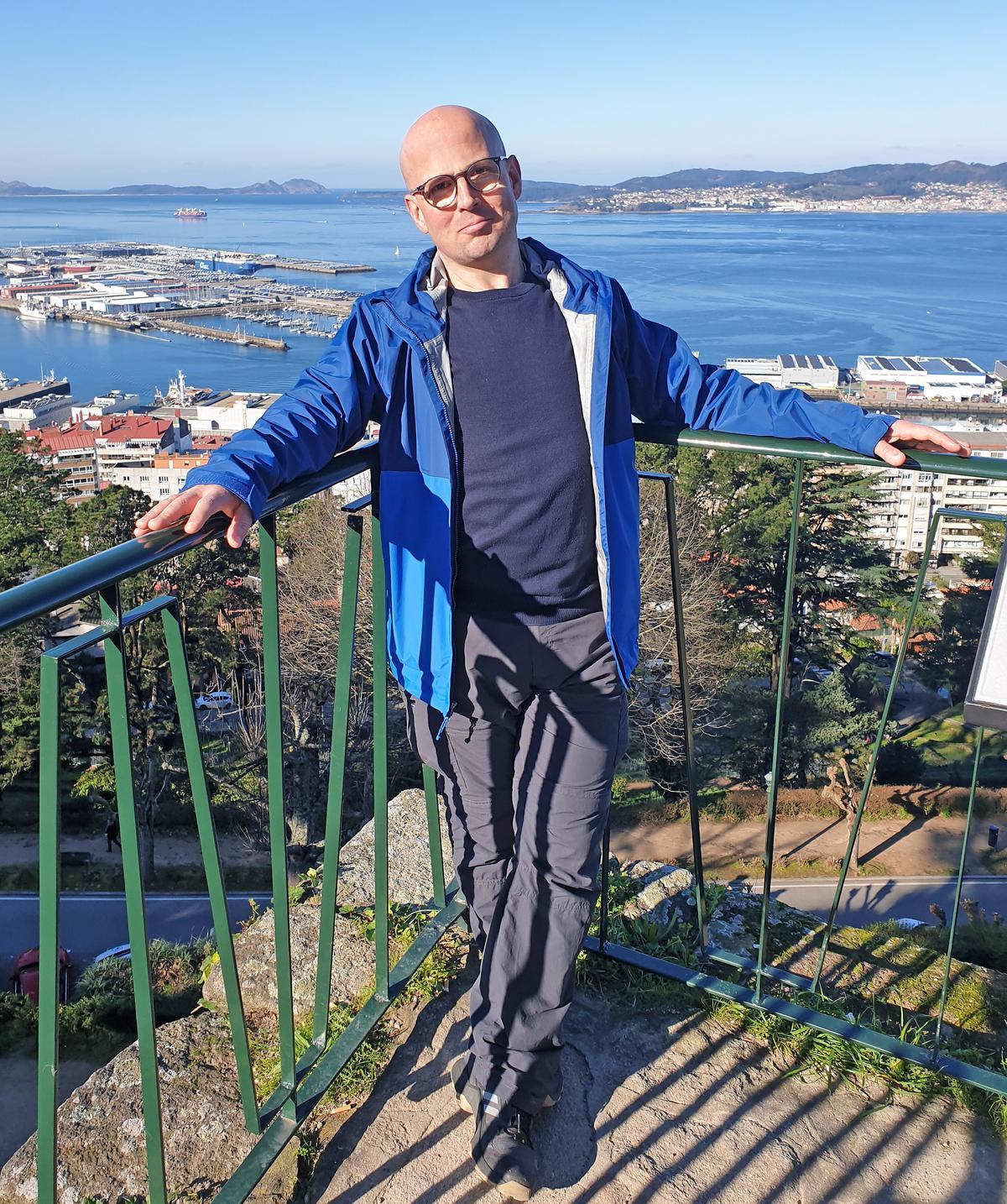 Bernie Mitchell posa en el mirador de O Castro con las islas Cíes al fondo.