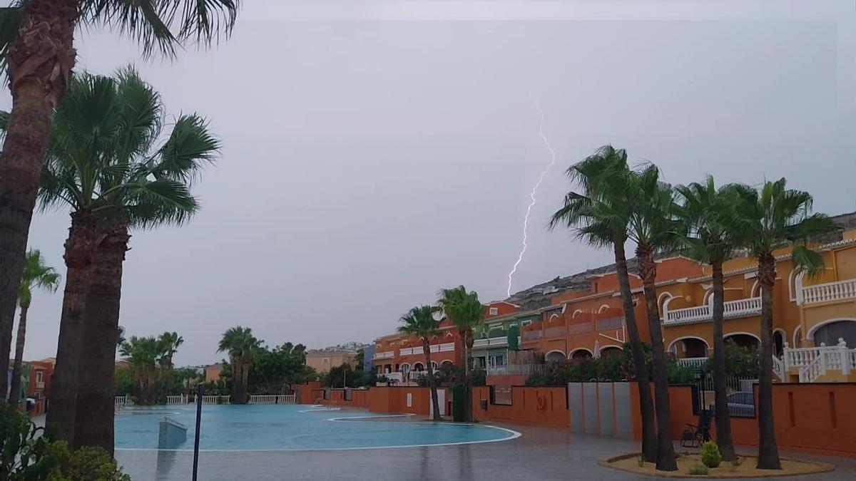 Uno de los rayos de la tormenta eléctrica de la Marina Alta. La imagen está tomada en el Puig de la Llorença de Benitatxell