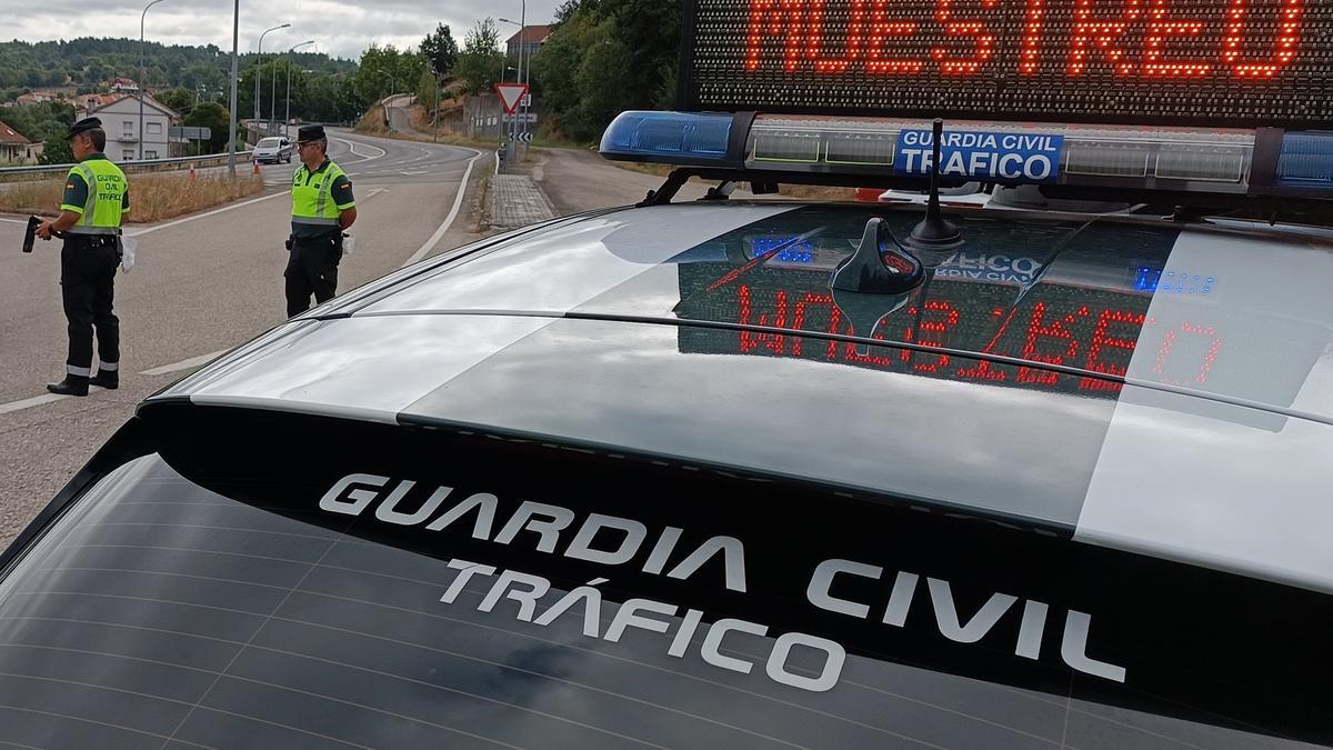 Dos agentes de la Guardia Civil de Tráfico, en un control