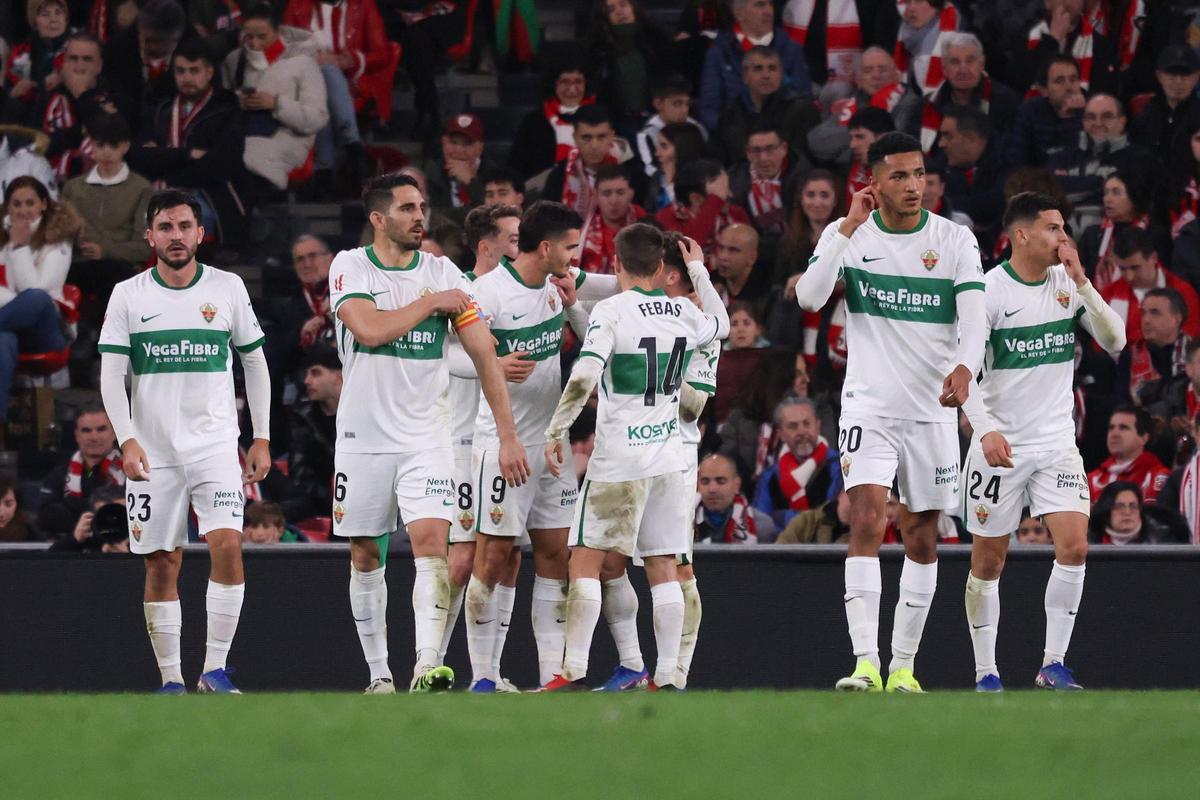 Los futbolistas del Elche celebran el gol que marcó André Silva al Athletic