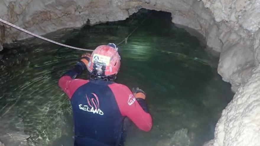 Uno de los espeleólogos valencianos, en la cueva donde quedaron atrapados por el agua.