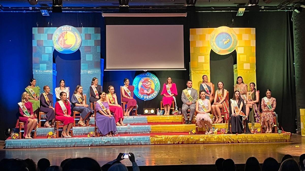 Foto de familia encima del escenario.