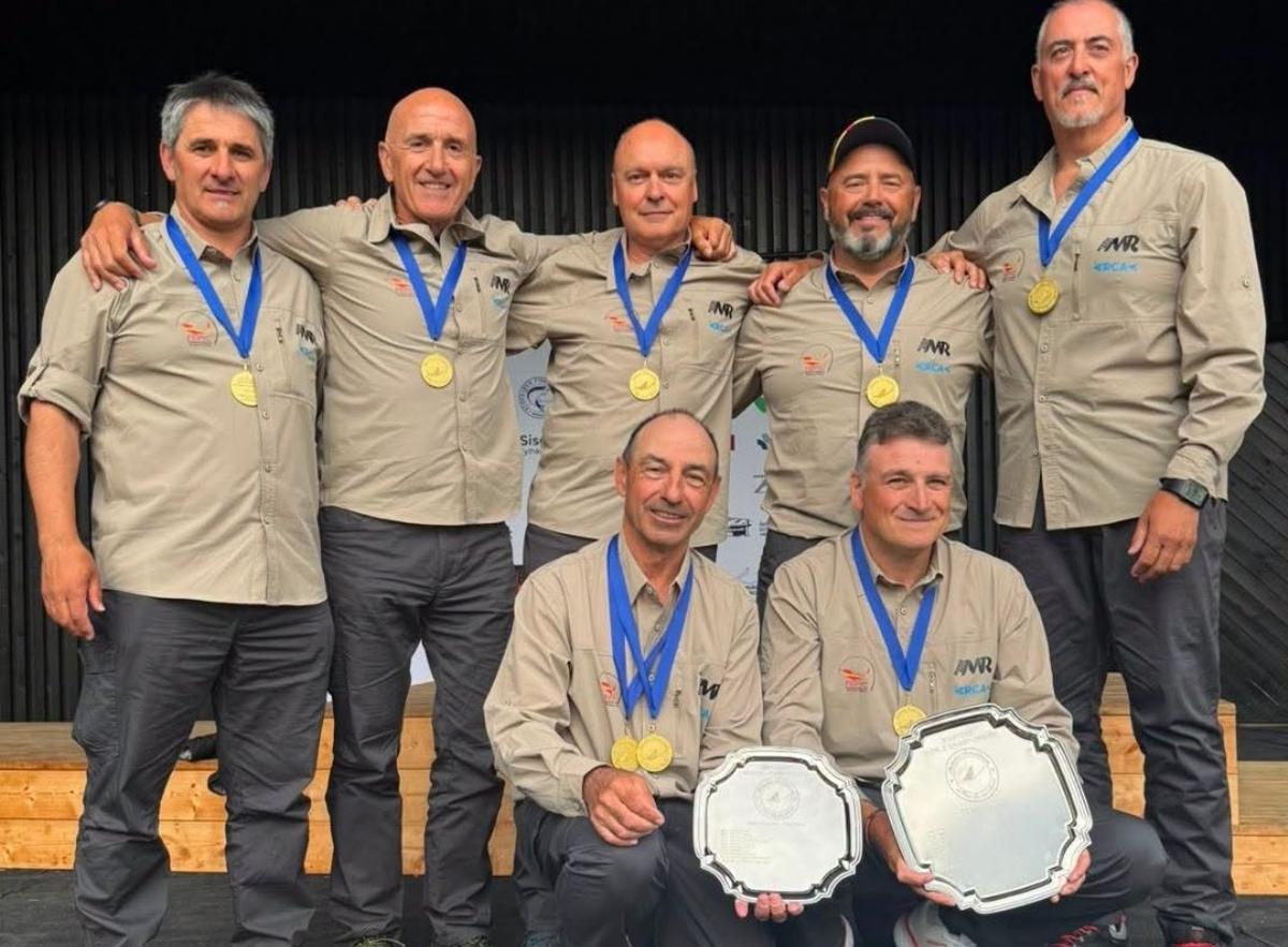 La selección española ganadora del Mundial, con OIiveras y Socastro agachados