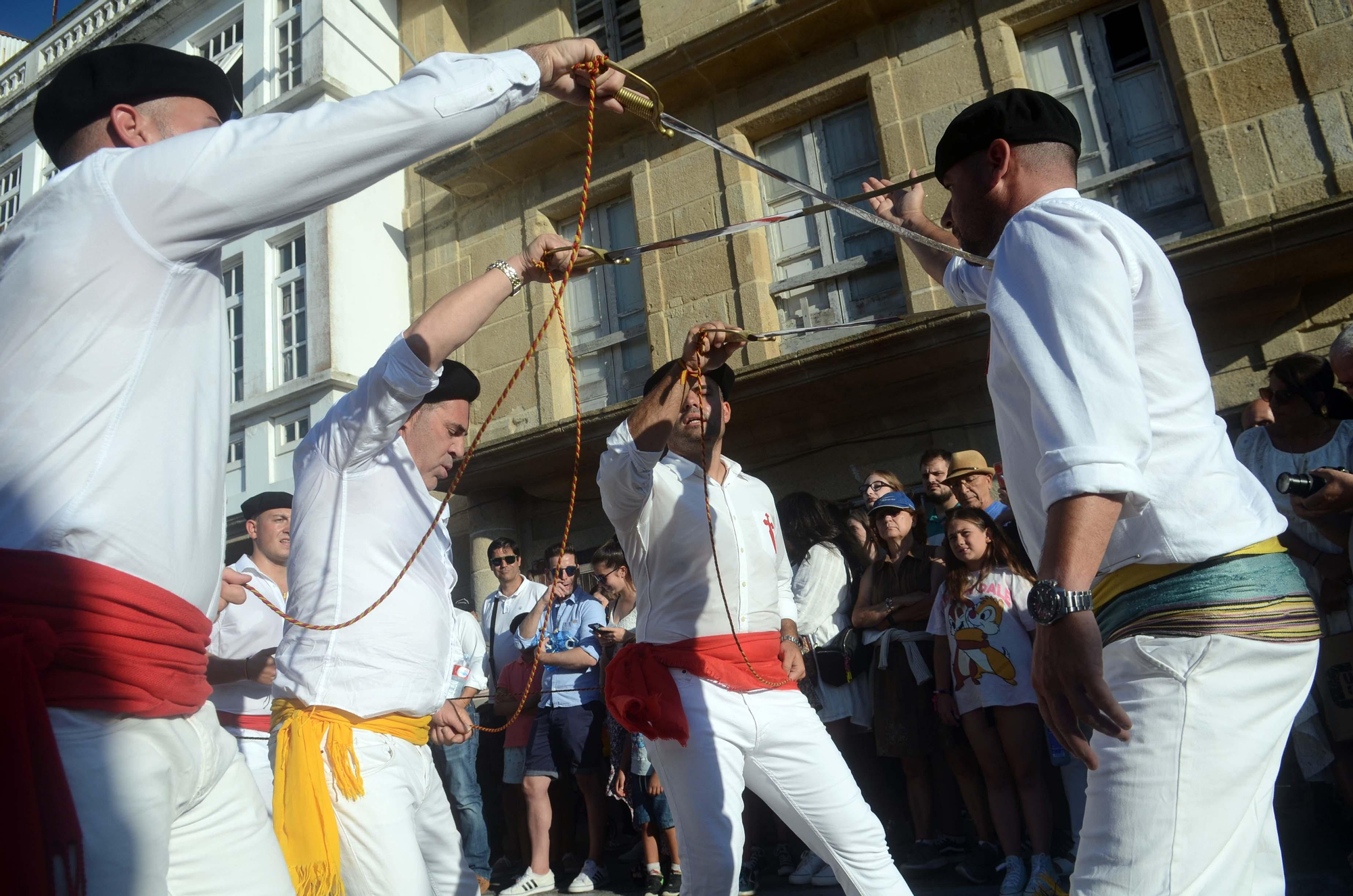 La "Danza de las Espadas" recupera en Carril todo su esplendor