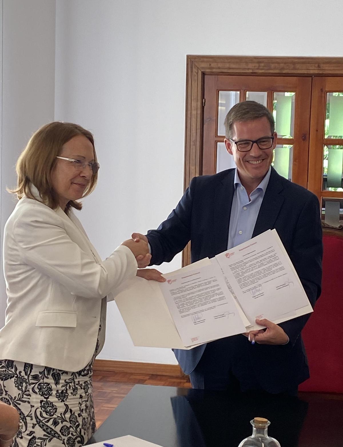 Firma del acuerdo con Kazanlak en la visita de la alcaldesa de la ciudad búlgara a Xàtiva, meses atrás.