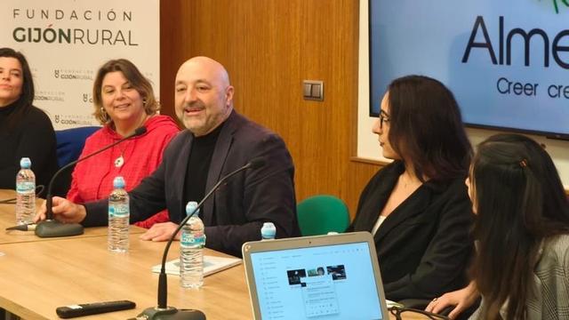 El edil de Cooperación, en un encuentro sobre literatura e inmigración | LNE