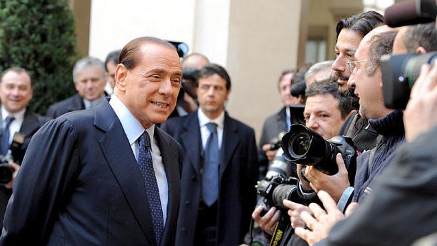 Silvio Berlusconi conversa amb els periodistes, en una imatge del passat dimecres a Roma.