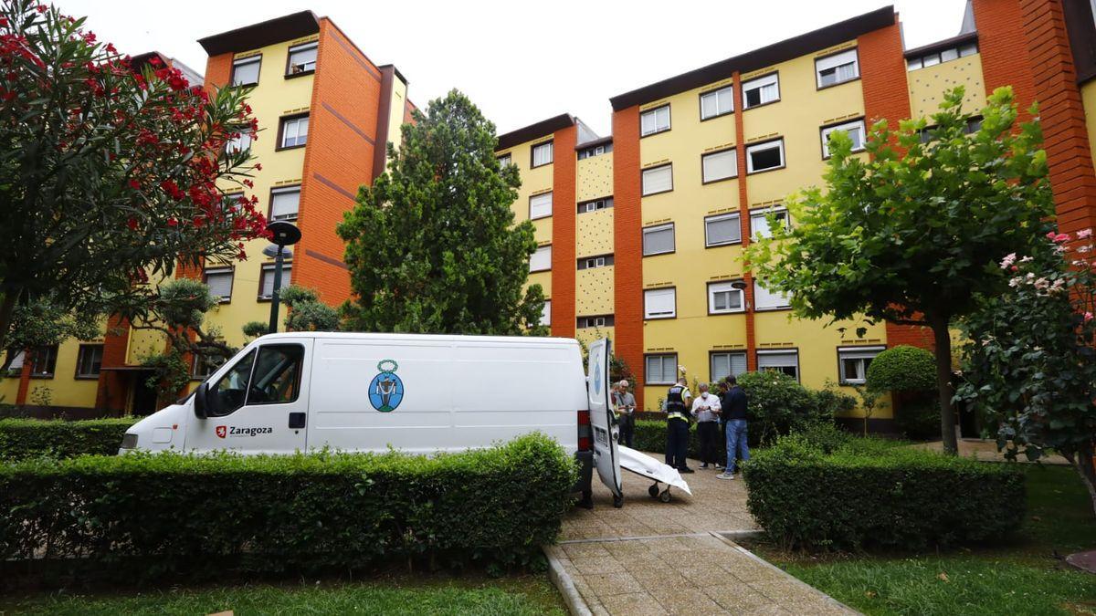 Los hermanos de la Sangre de Cristo han retirado el cadáver sobre las siete y media de la tarde, una vez inspeccionado el piso por especialistas del Cuerpo Nacional de Policía. La vivienda ha sido precintada. / JAIME GALINDO