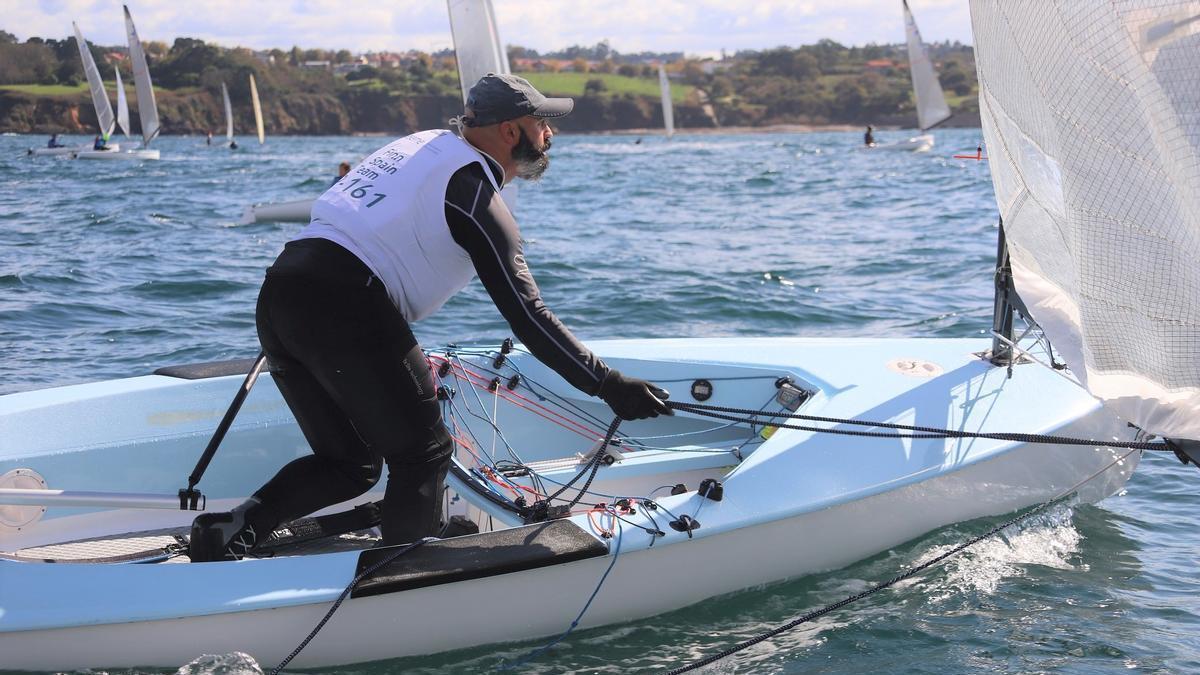 El coruñés Miguel Fernández Vasco, durante una regata.