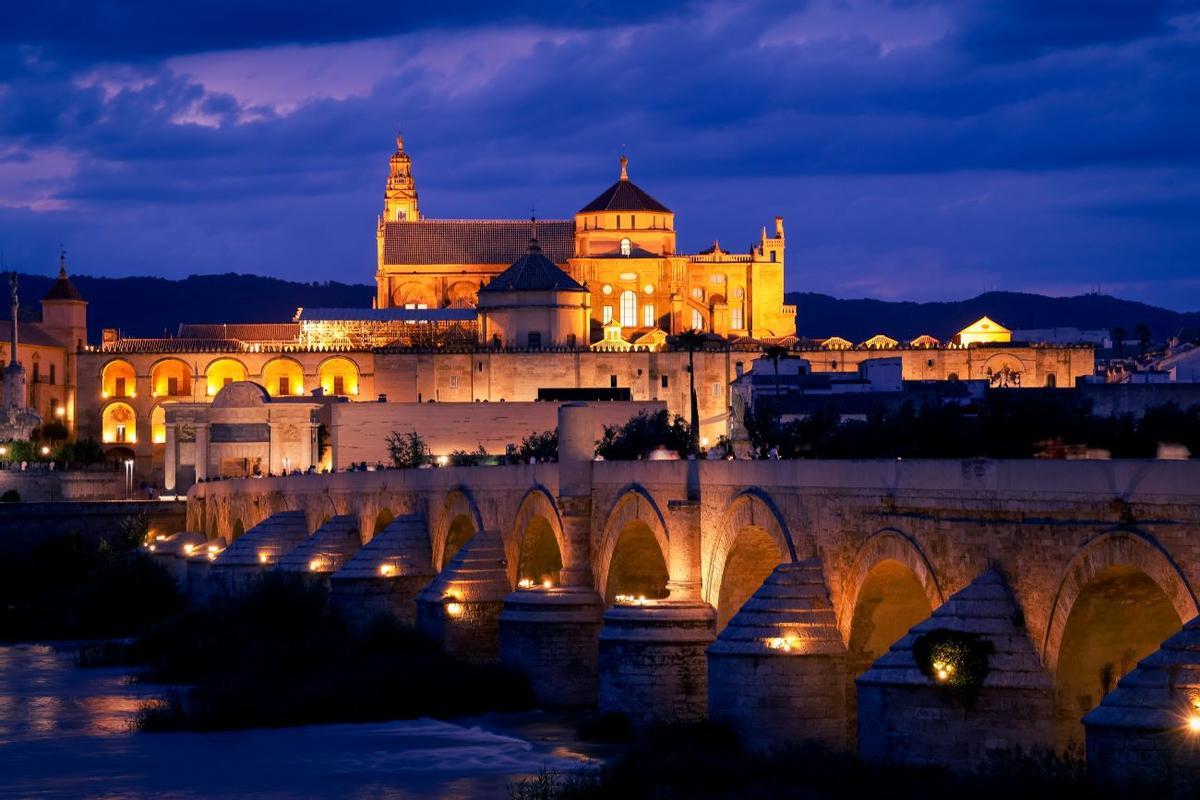 Vista de la Mezquita-Catedral y el Puente Romano de Córdoba, anoche