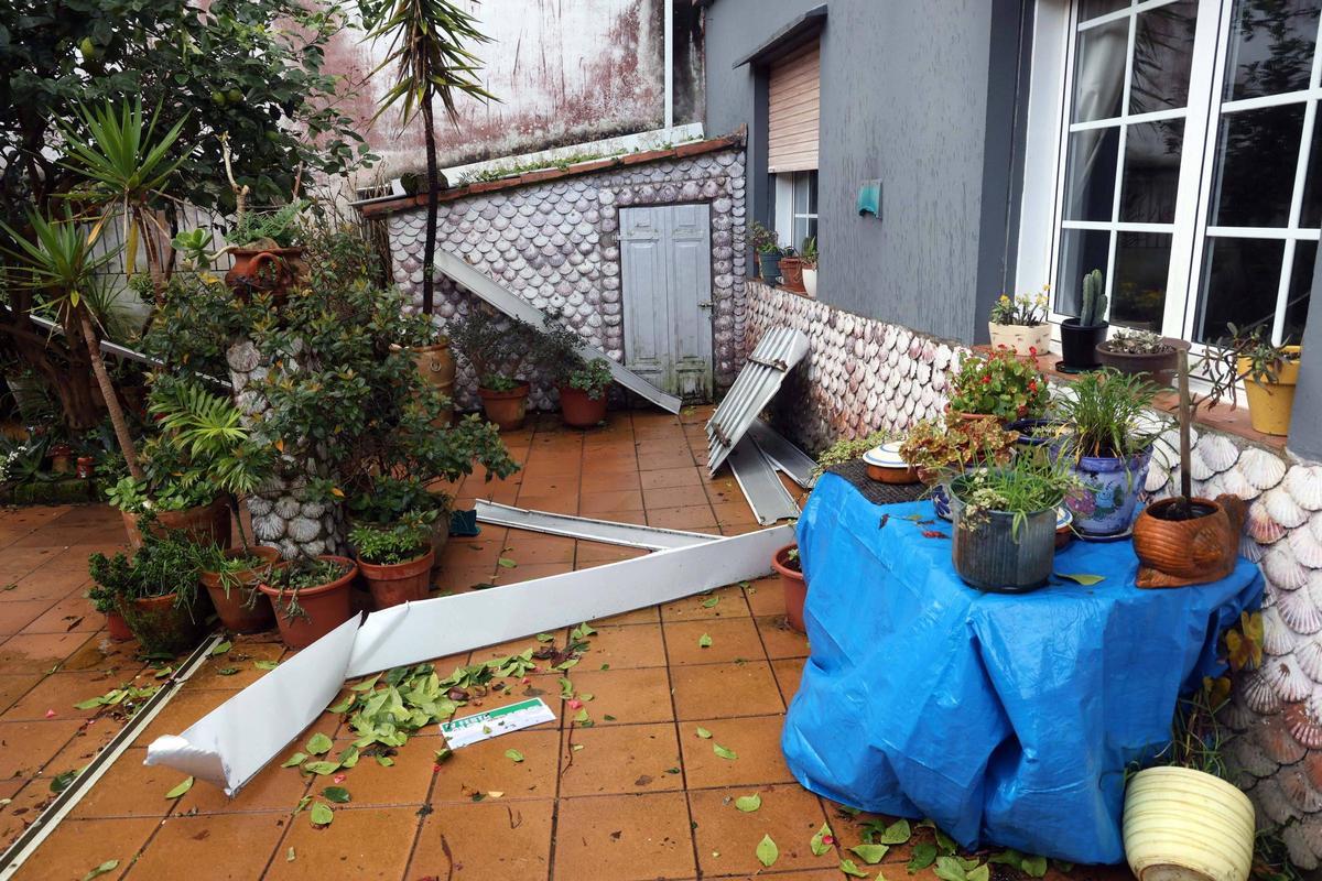 Más resto de la fachada tras desprenderse sobre el patio de esta afectada.