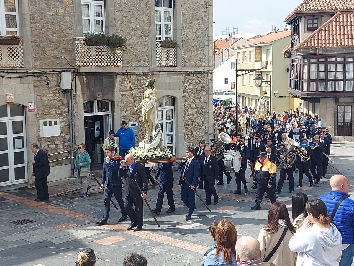 Un momento de la procesión por las calles de Luanco, camino de la iglesia de Santa María.
