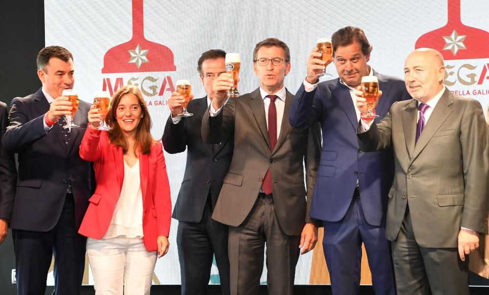 El presidente de la Xunta, Alberto Núñez Feijóo; el delegado del Gobierno, Javier Losada; y la alcaldesa de A Coruña, Inés Rey, participaron en un acto cargado de emoción y cerveza.