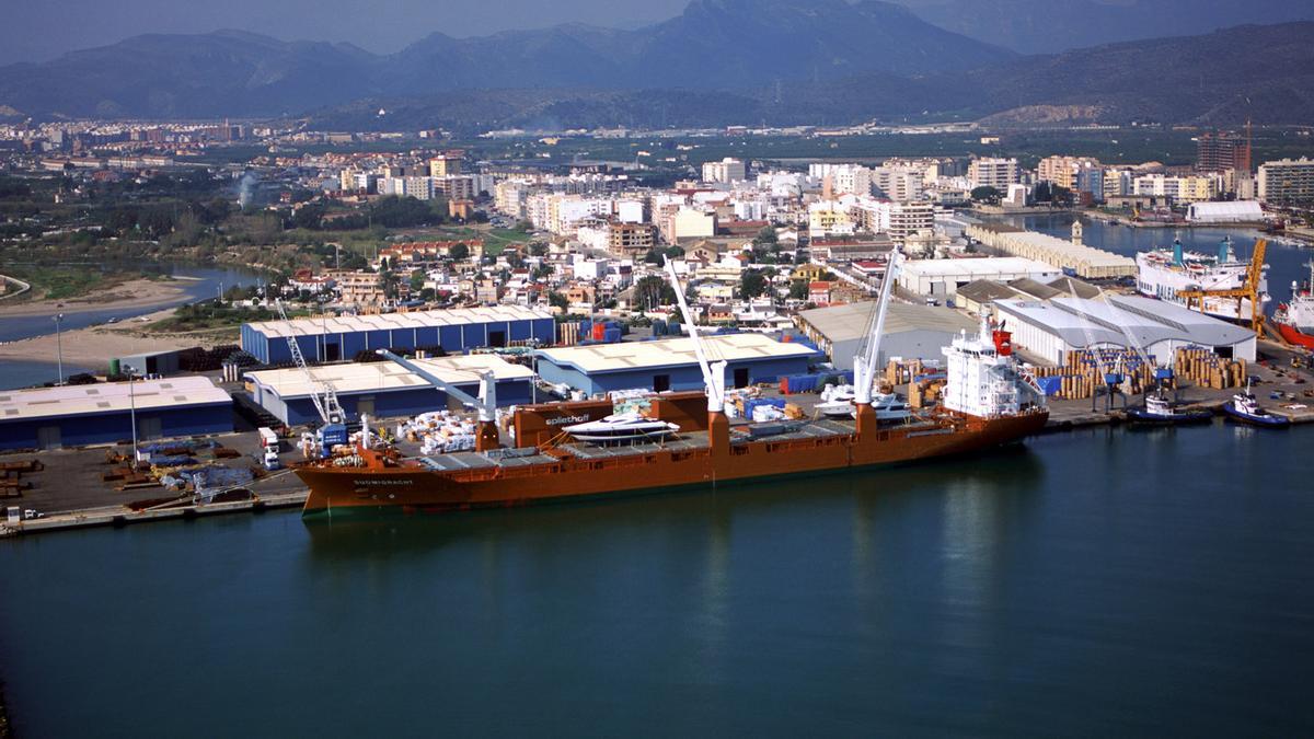 Uno de los muelles del puerto de Gandia, con un buque en labores de estiba.