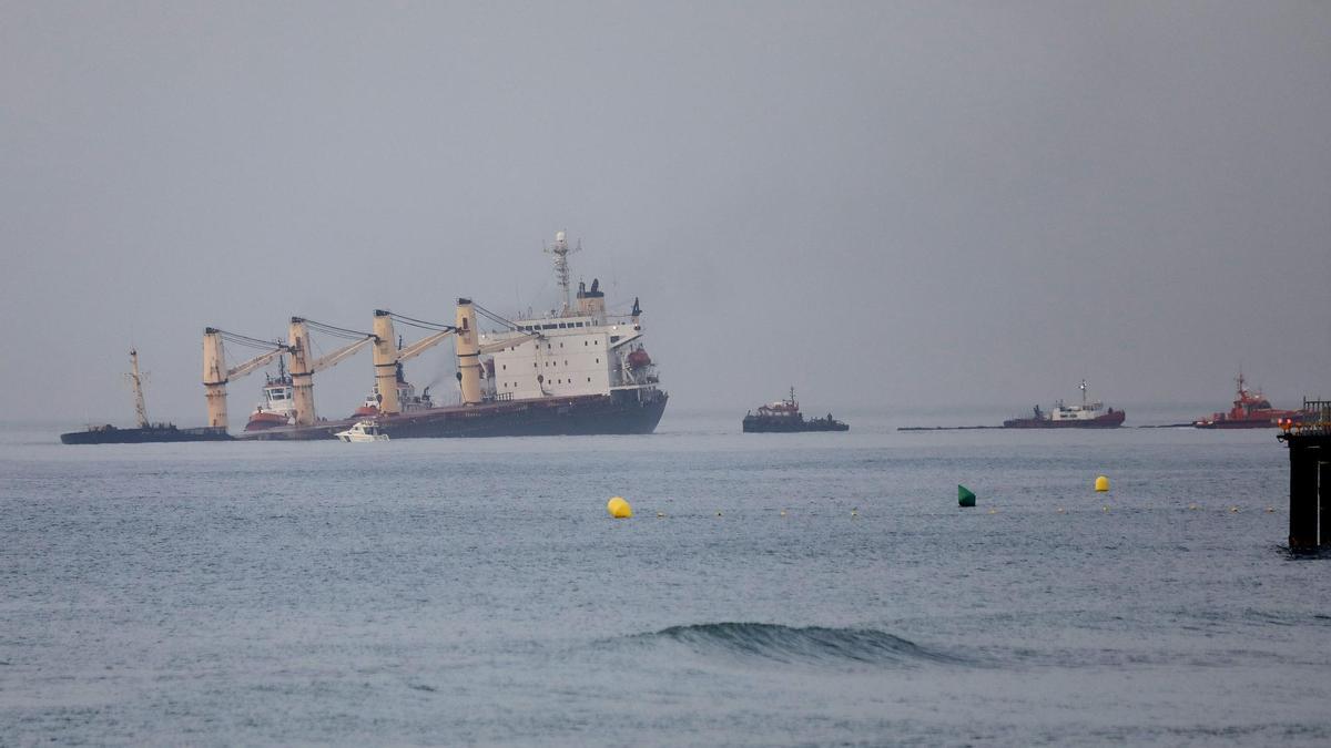 Las autoridades tratan de contener el vertido de líquido hidráulico del buque varado en el Estrecho.