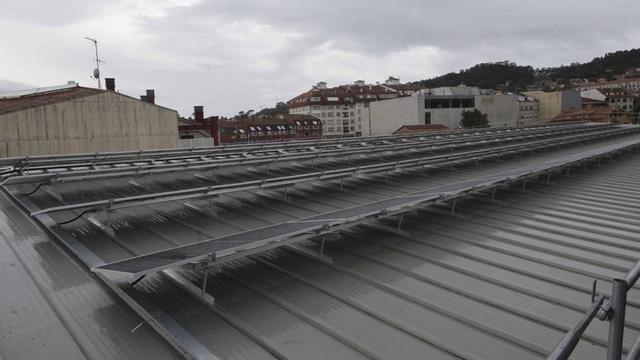 Paneles fotovoltaicos instalados encima del pabellón de Romarigo para suministrar electricidad a la comunidad energética.