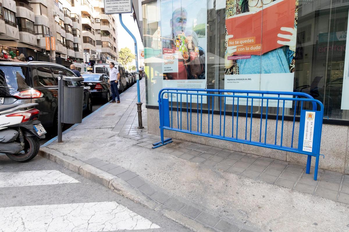 Vallas y aceras inacabadas en la calle General O'Donnell de Alicante.