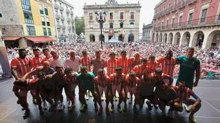 El Sporting se presenta a lo grande con gaita, rock and roll y promesas de fichajes: "Lo pasaremos bien"