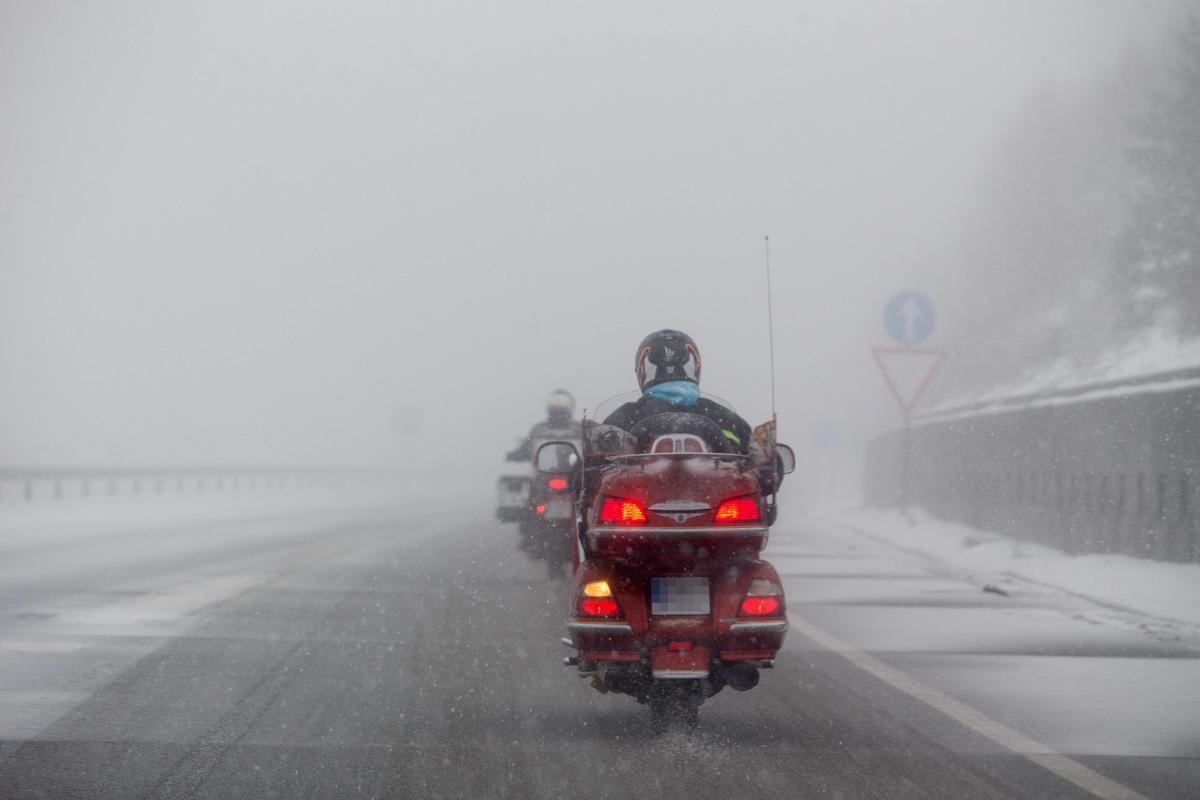 Dos motos circulan por una carretera de un municipio de la provincia de Lugo, a 8 de diciembre de 2021, en Lugo, Galicia, (España). La borrasca Barra ha provocado la activación para todo el litoral gallego de una alerta naranja por temporal costero y de alerta amarilla por nevadas en las zonas de montaña de Lugo.