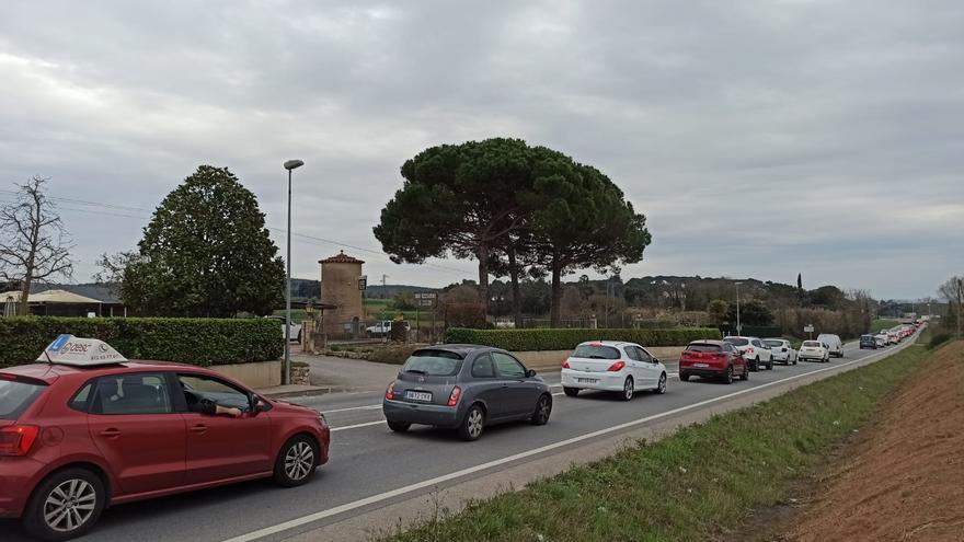 Una dona mor en un xoc frontal entre un camió i una furgoneta a Llambilles