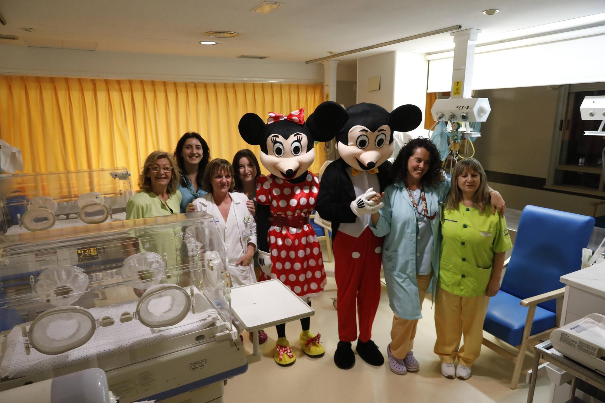 Así fue la visita de Mickey y Minnie Mouse al Hospital de Cabueñes (en imágenes)
