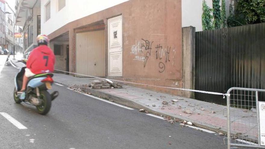 Escombros de la cornisa de este edificio que cayeron en la calle Lealtad