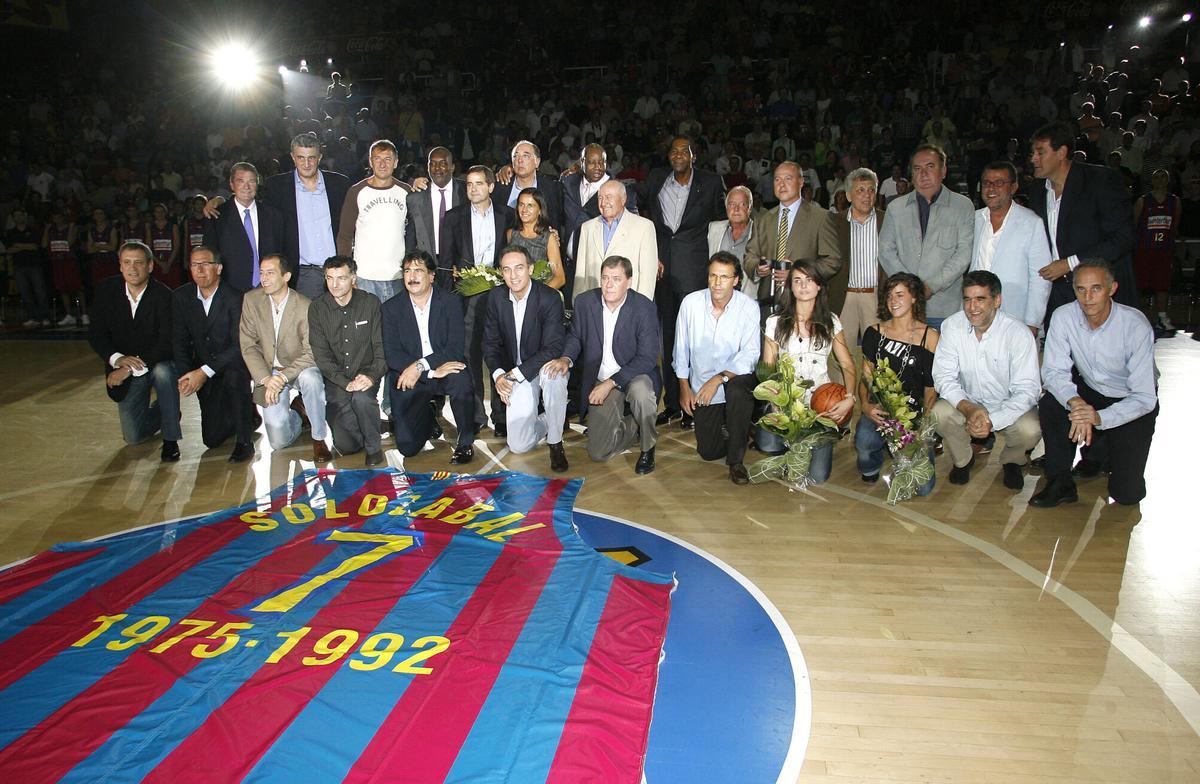 Los excompañeros, familia y amigos de Nacho Solozabal en la retirada de la camiseta del exjugador en 2006.