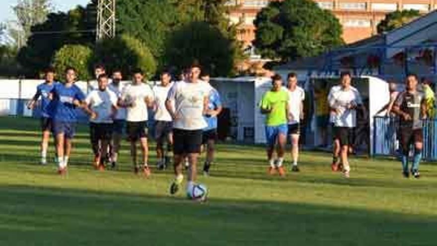 La plantilla del CD Benavente comenzó ayer a entrenar en Los Salados.