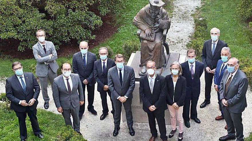 Premiados posan con Feijóo y Lema Rodicio, ayer.