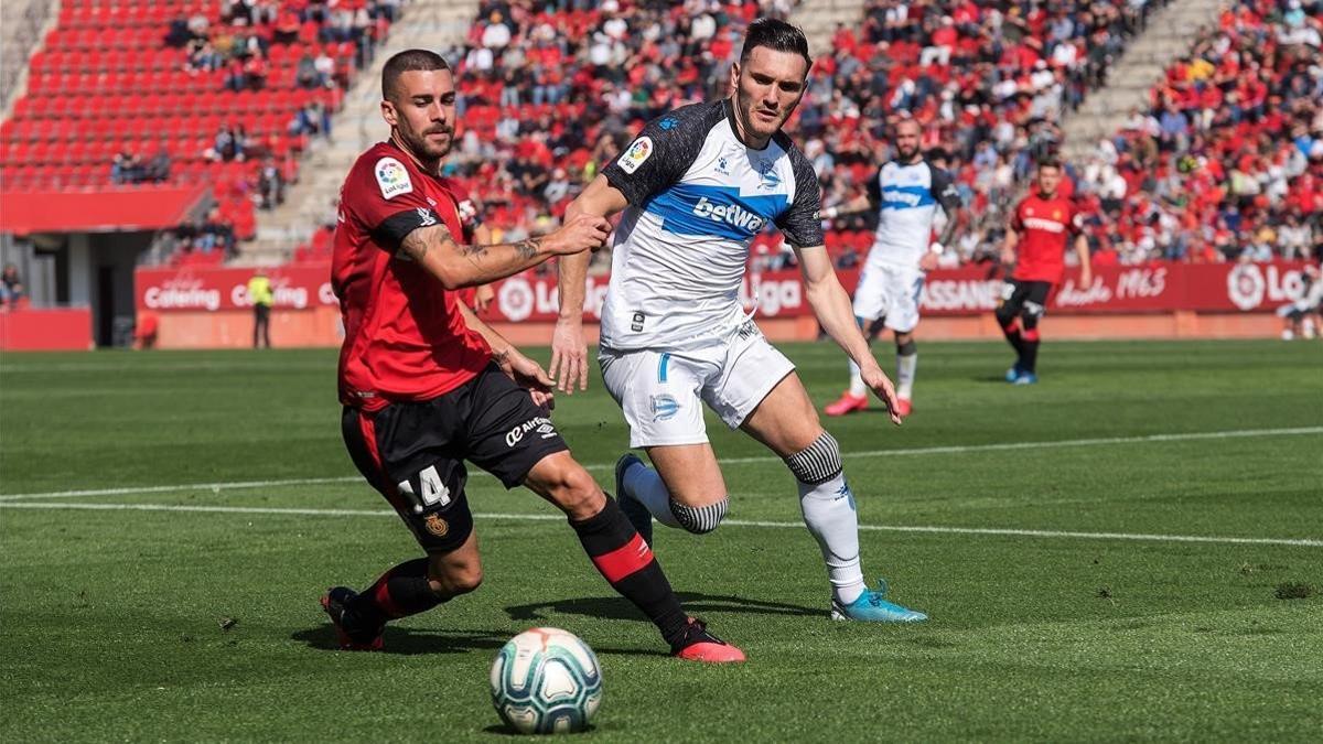 Dani Rodriguez (Mallorca)  y Lucas Pérez (Alavés) luchan por un balón en Son Moix.