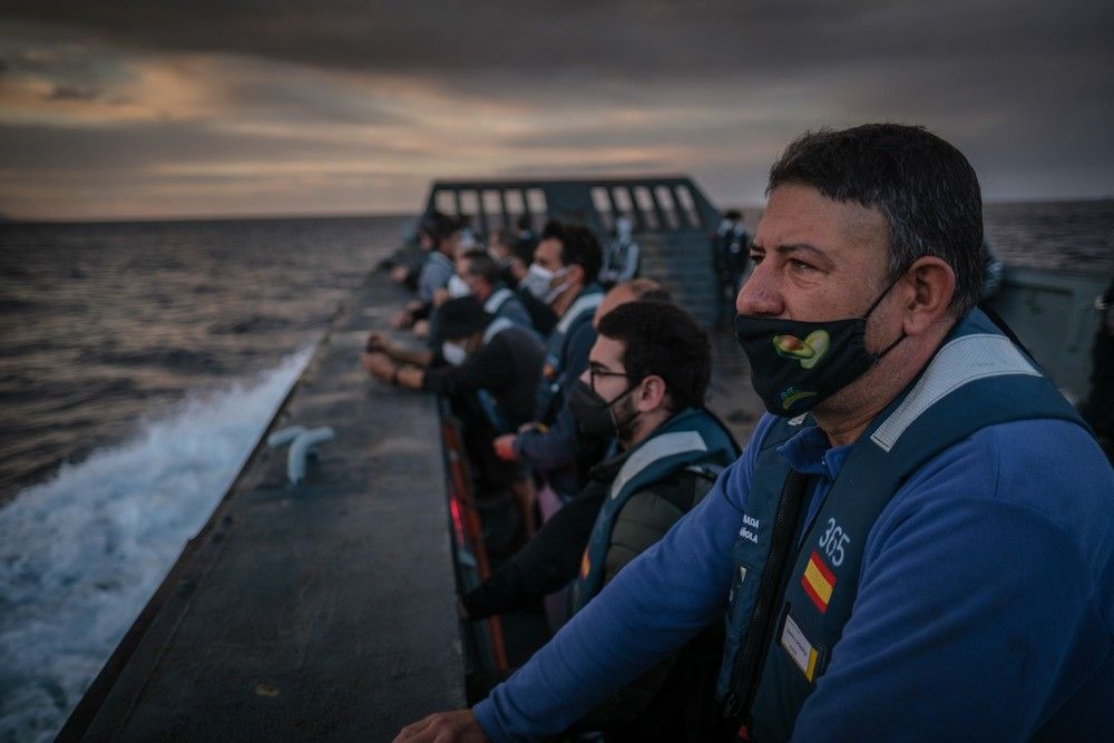 Traslado de agricultores de La Palma en una embarcación de la Armada Española durante la erupción del volcán