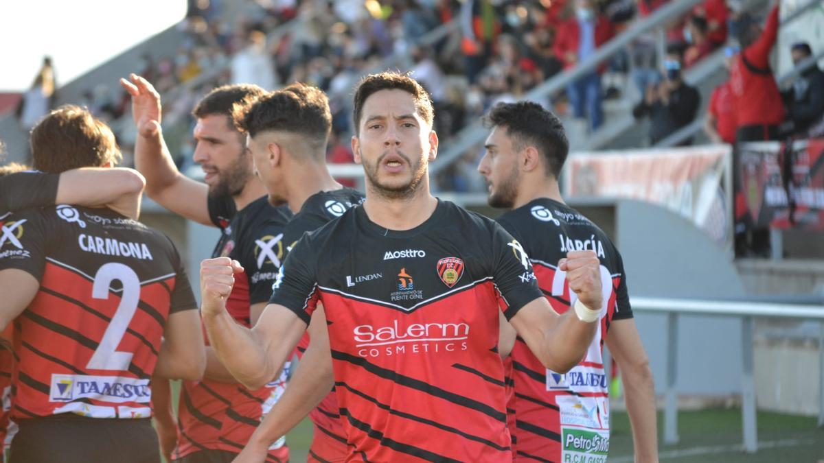 Ezequiel Lamarca celebra uno de los goles del Salerm Puenrte Genil.