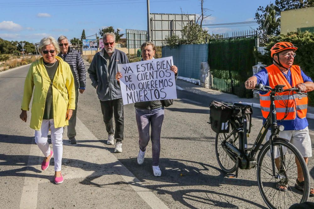 Manifestación en Orihuela Costa para pedir un puen