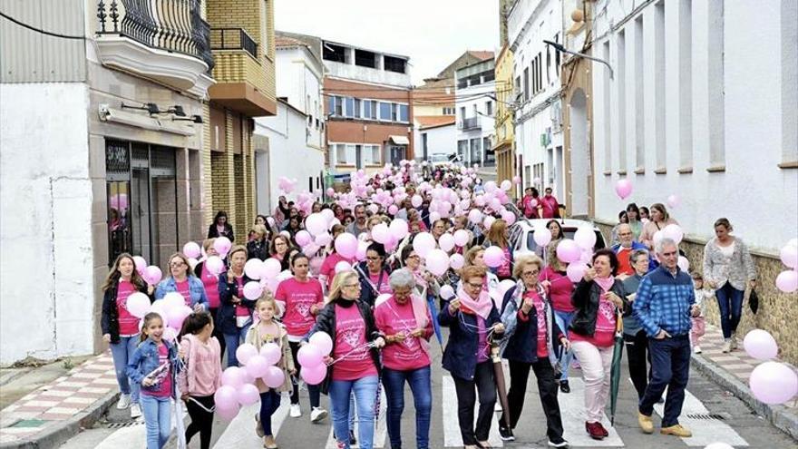 500 personas marchan contra el cáncer de mamA