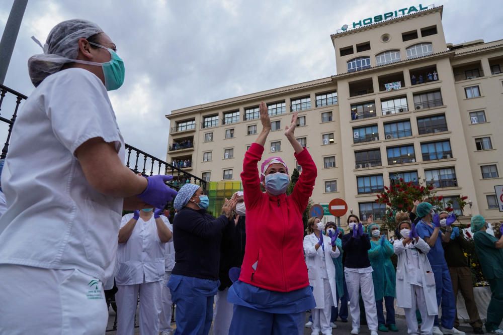 Un gran grupo de sanitarias, todas ellas enfermeras, auxiliares, doctoras... del Hospital Regional salieron a recibir los aplausos de la ciudad.