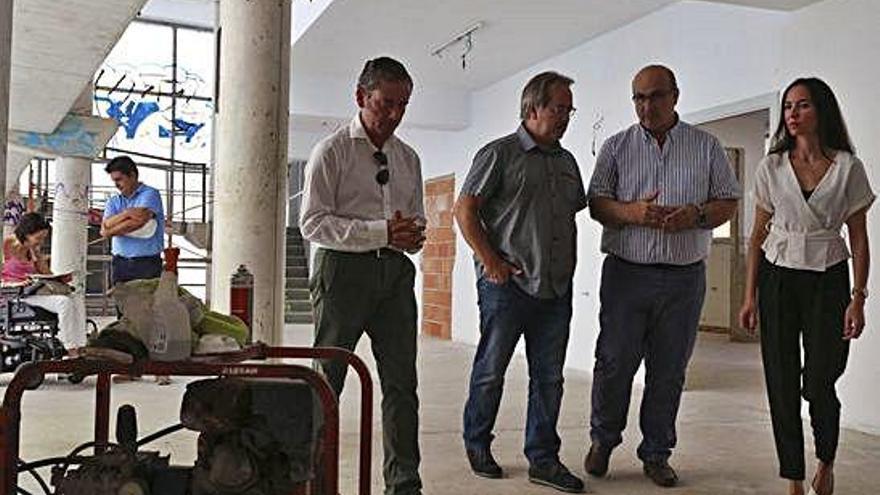 Autoridades y responsables de la obra, ayer en el interior del inmueble.