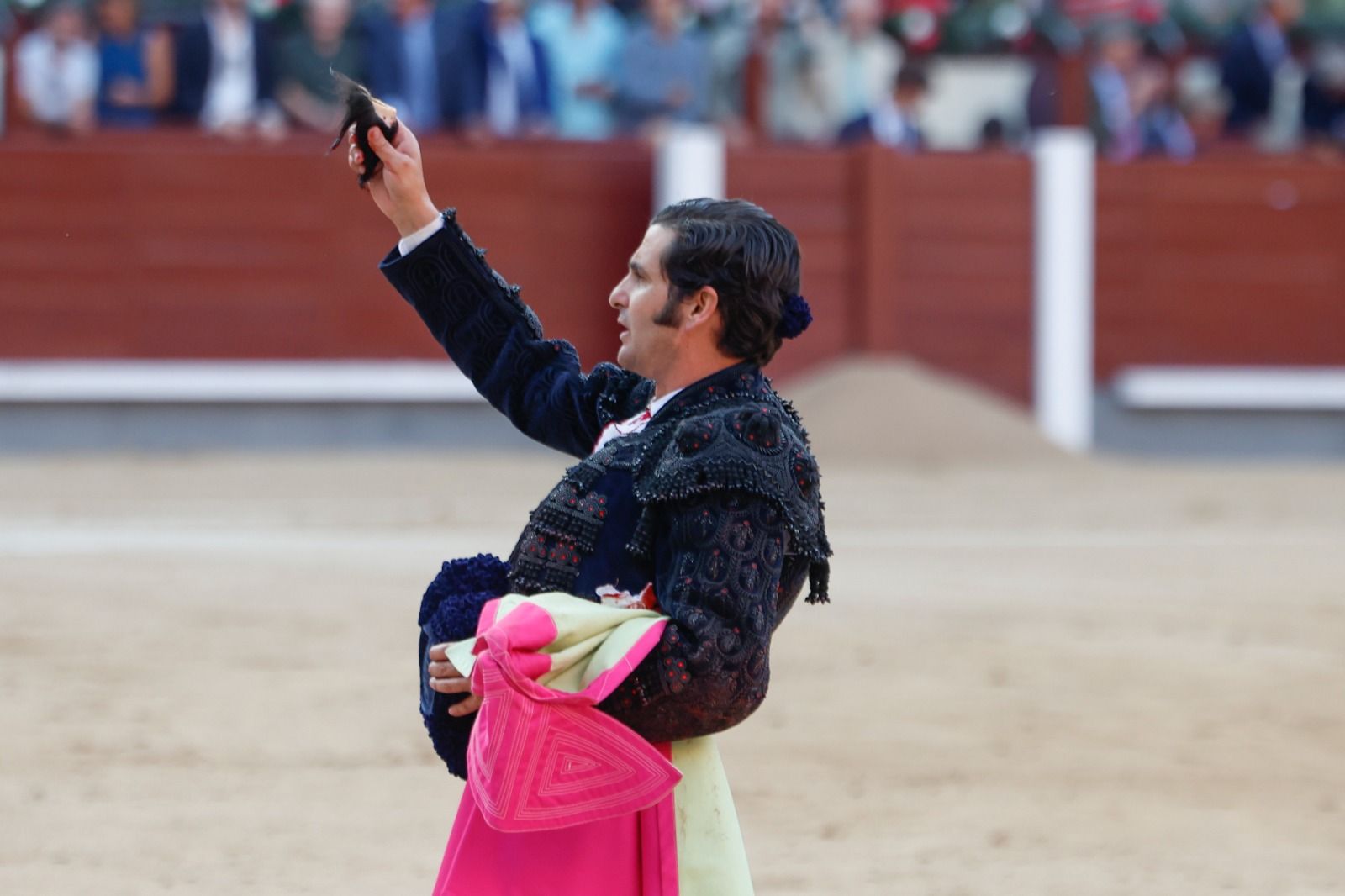 Morante de la Puebla sale a hombros de Las Ventas