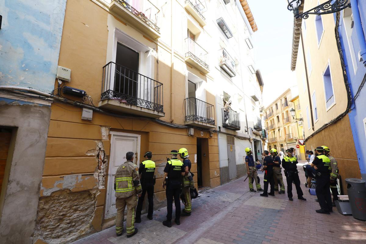 Desalojo de una vivienda okupada en un edificio del Gancho, en Zaragoza.