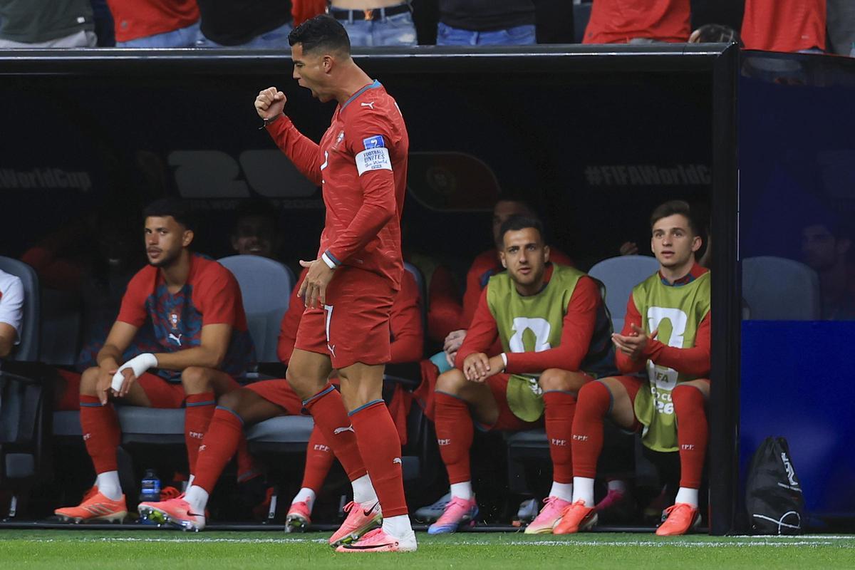 Cristiano exhibe sus galones y Portugal se pasea ante Uzbekistán