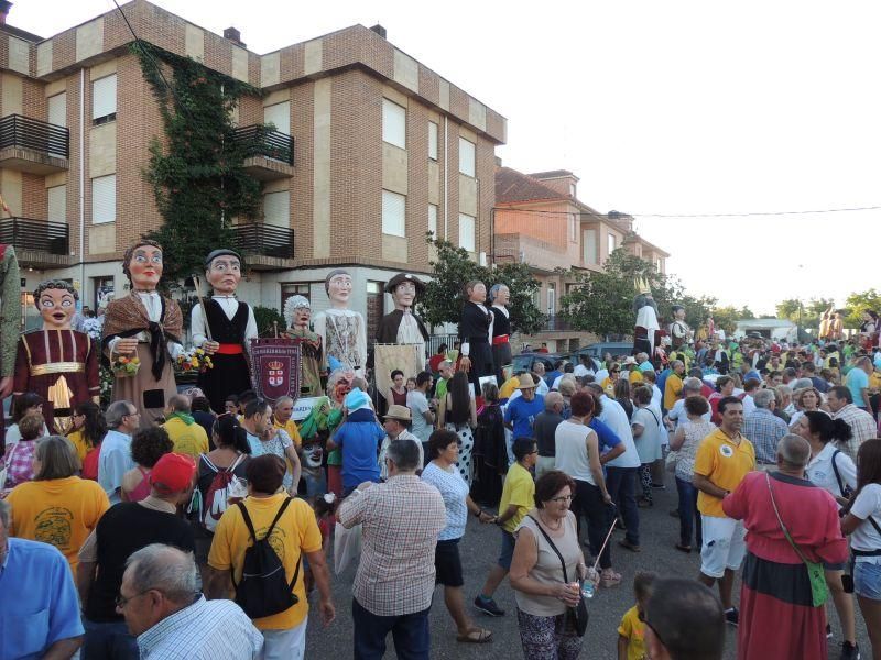 Gigantes y cabezudos en Camarzana de Tera